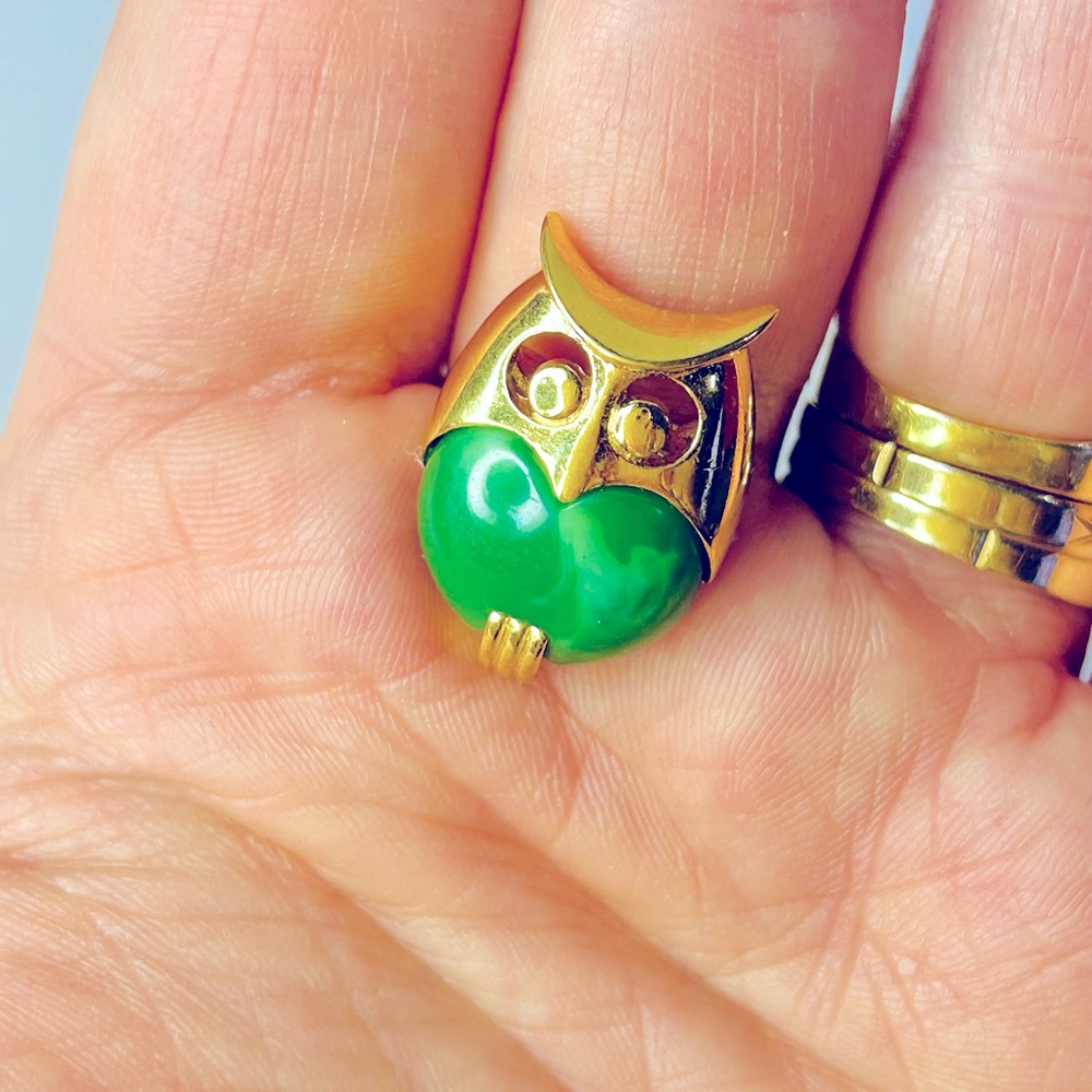 Vintage MCM TRIFARI Gold Tone green lucite Stone Owl Pin Brooch .75”